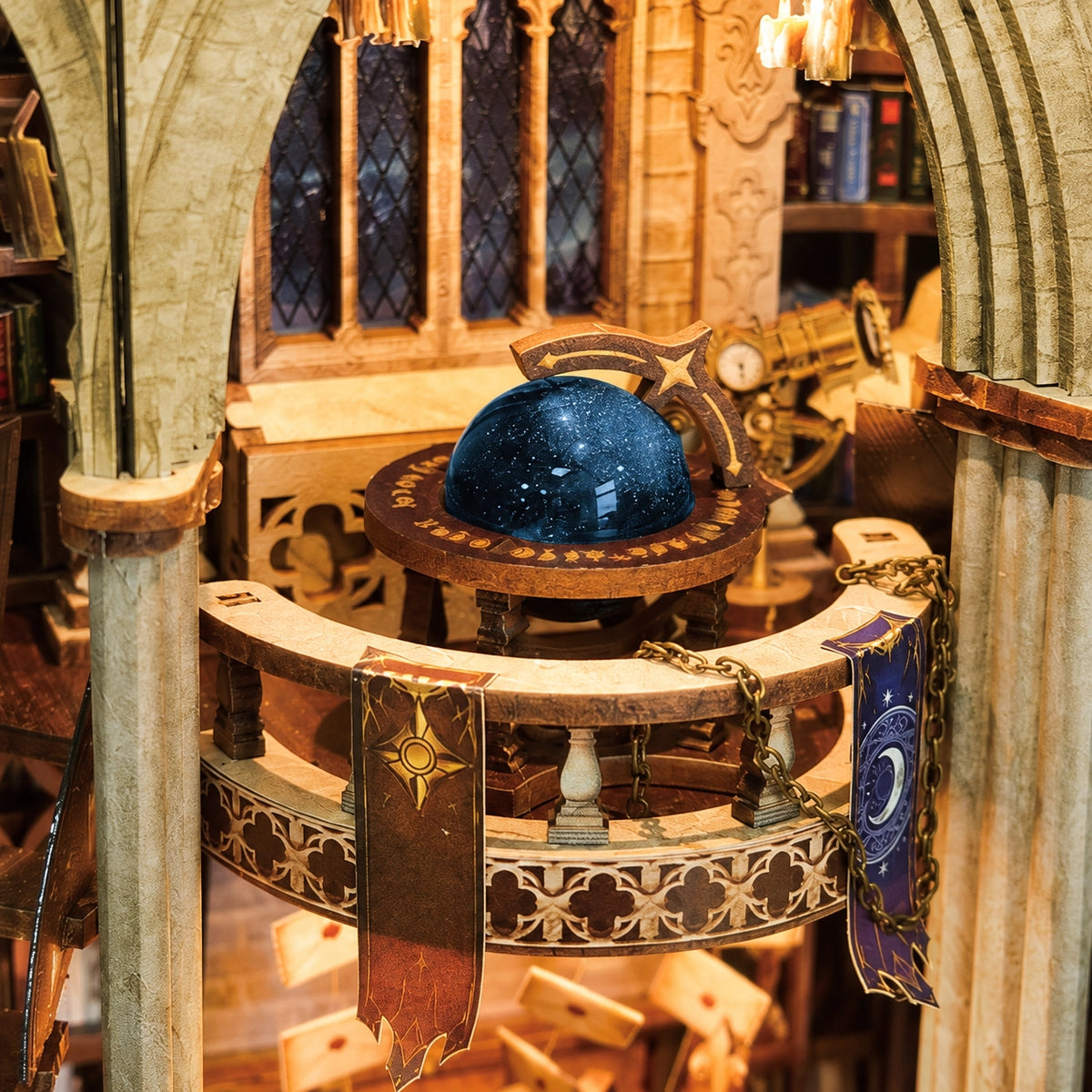 Blaue Himmelskugel und Instrument auf der oberen Galerie