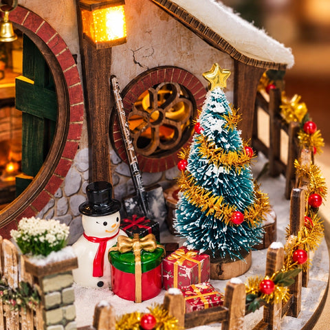 Weihnachtsbaum, Schneemann und Geschenke am Rundfenster