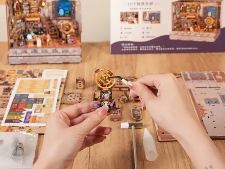 Montagebeispiel des Miniatur Haus - Magic Shop mit verständlichen Schritten und Spaß am Zusammenbauen