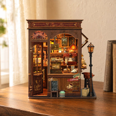 Frontansicht des Miniatur-Cafés mit Bogenfenster, Kasse und Straßenschild