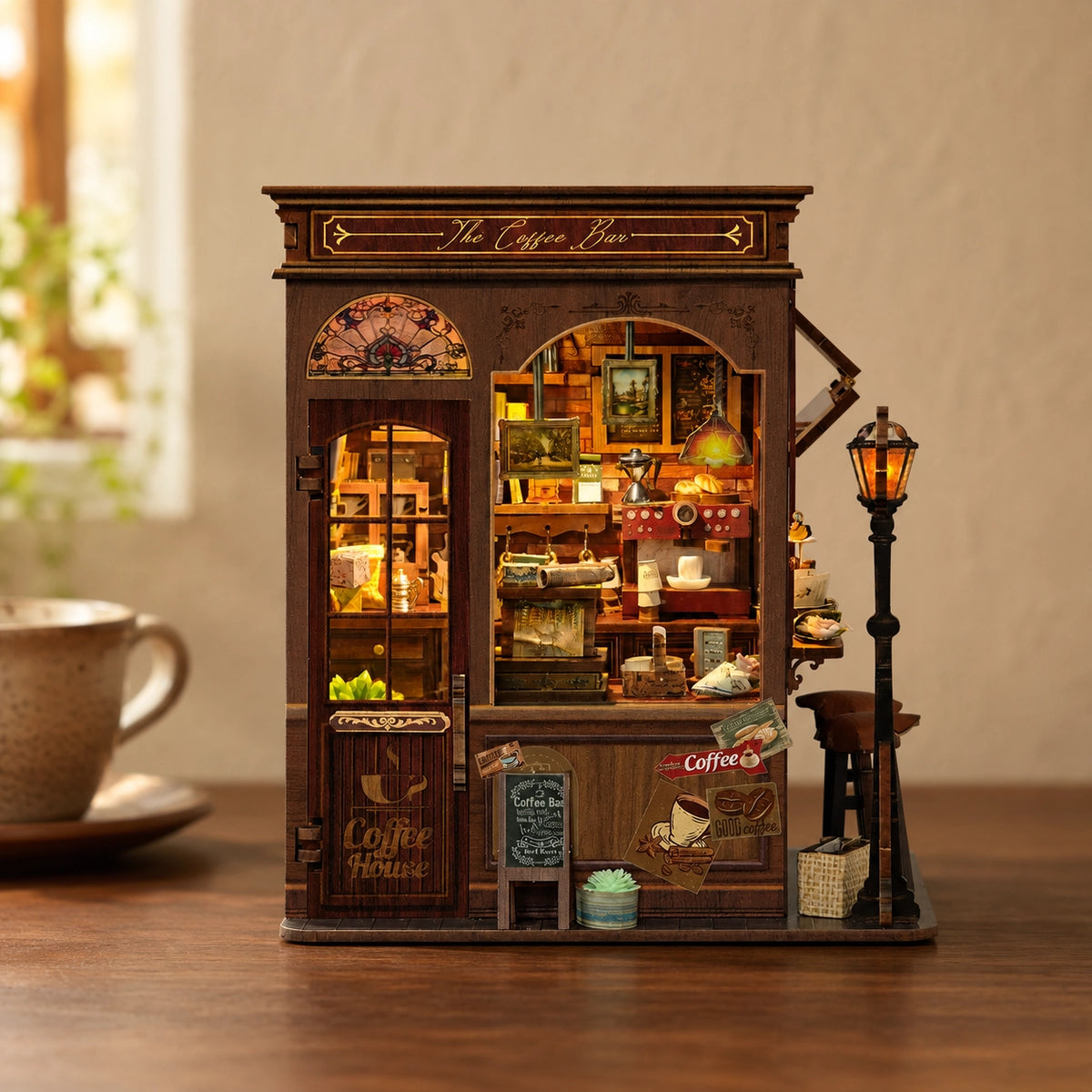 Beleuchtete Caféfassade mit Bücherregalen, Kaffeemaschine und Laterne