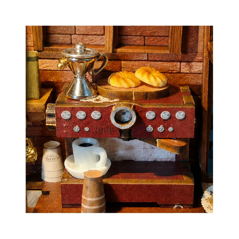 Rote Miniatur-Kaffeemaschine mit Tasse, Kanne und Gebäck
