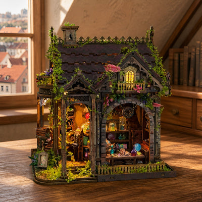 Frontansicht des Miniaturhauses mit violettem Dach und Ranken