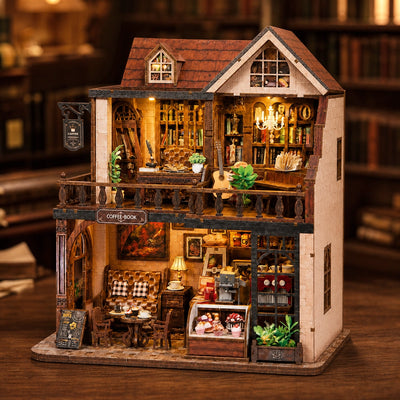 Beleuchtetes Noreen Book Cafe vor einer Bücherwand