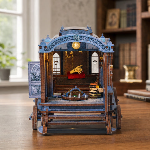 Geöffneter Wagenraum mit Bücherstapeln, Kerzen und ornamentierter Sitzbank