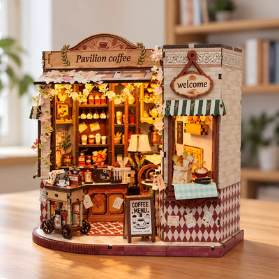Schrägansicht des Cafés mit Theke und Bistrotisch