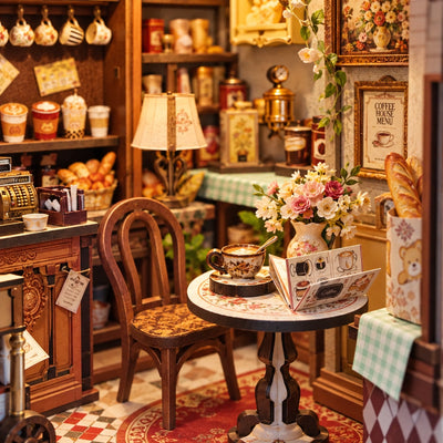 Runder Bistrotisch mit Tasse, Karte und Blumen