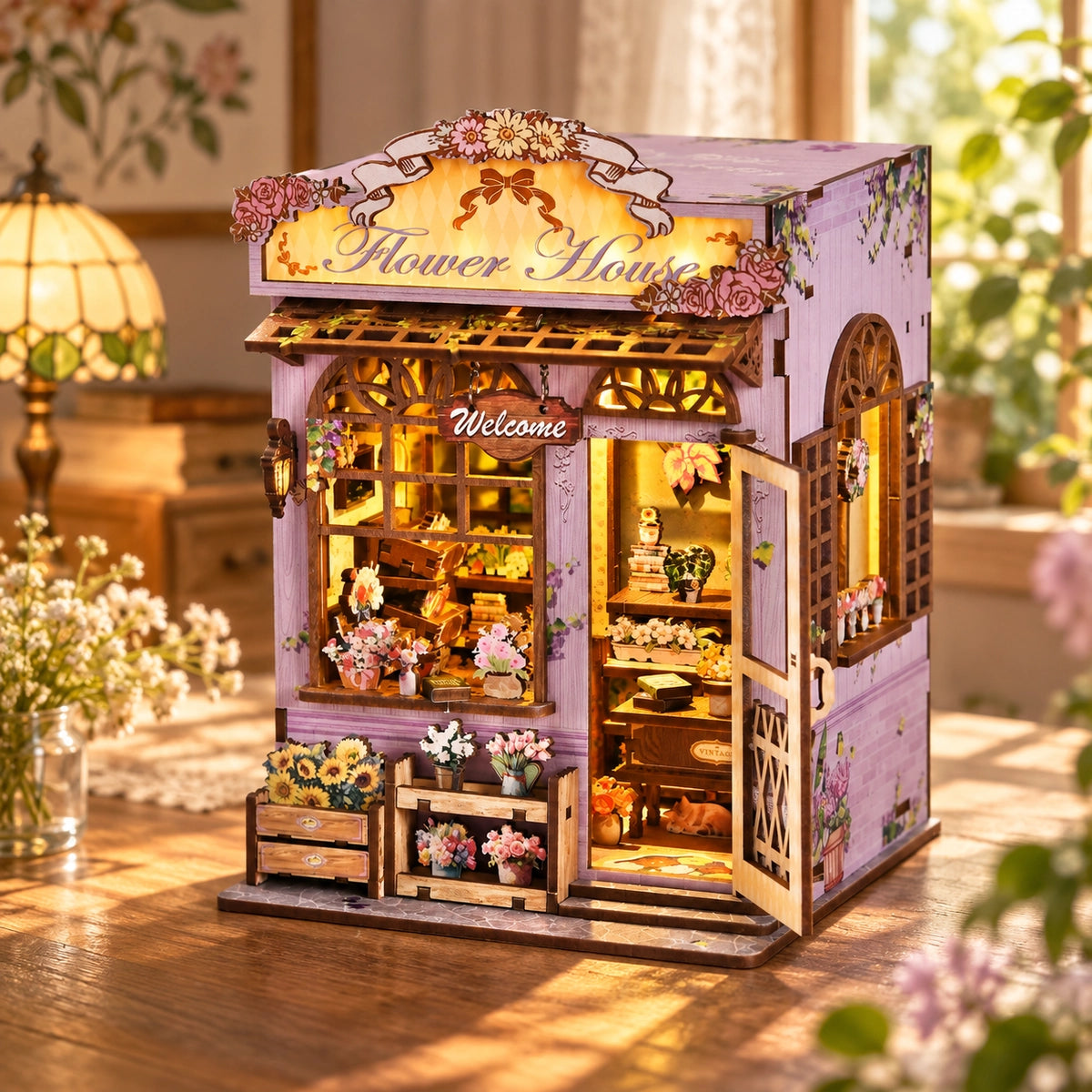 Quiet Corner Flower House – Beleuchtete Ladenfront im warmen Nachmittagslicht