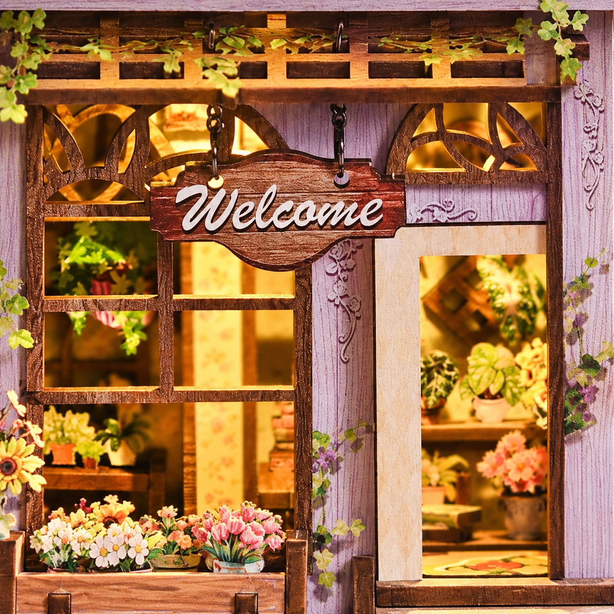 Quiet Corner Flower House – Nahansicht von Fensterrahmen und kleinem Willkommensschild