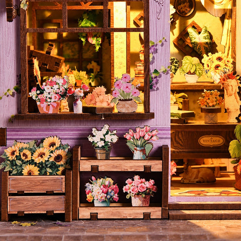 Blumenkisten und kleine Sträuße vor dem Schaufenster.