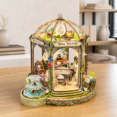 Casa in miniatura Rose Manor con rose, cupola trasparente e pianoforte