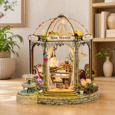 Vista frontale del padiglione aperto Rose Manor con pianoforte e rose