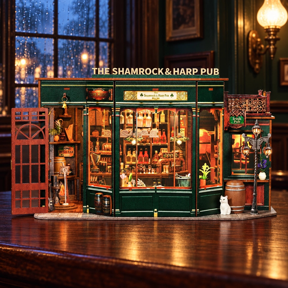 Frontansicht des beleuchteten Shamrock & Harp Pub