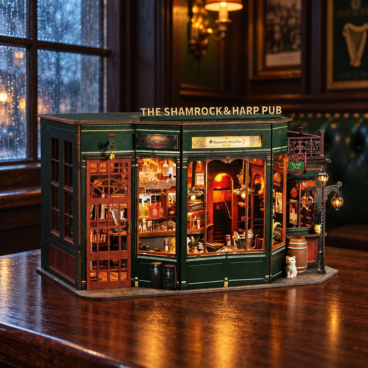 Beleuchteter Shamrock & Harp Pub schräg von links
