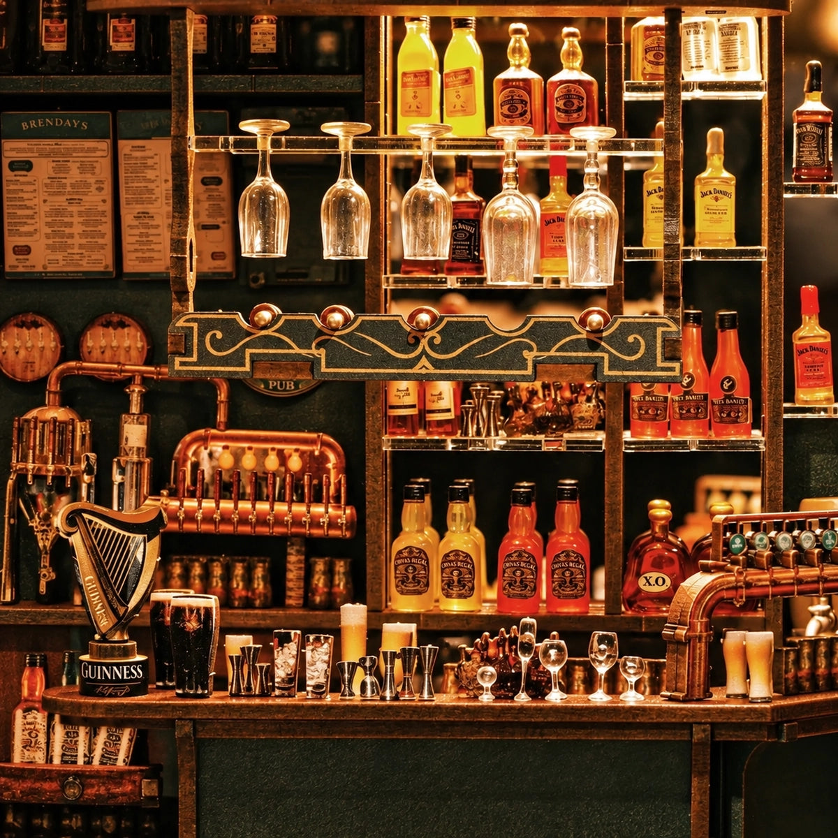 Flaschenregale, hängende Gläser und Zapfhähne an der Miniaturbar