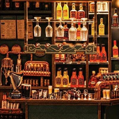 Flaschenregale, hängende Gläser und Zapfhähne an der Miniaturbar