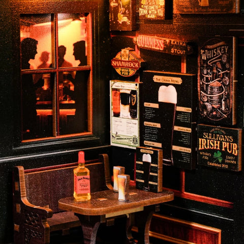 Fenstertisch mit Getränkekarte und nostalgischen Wandschildern
