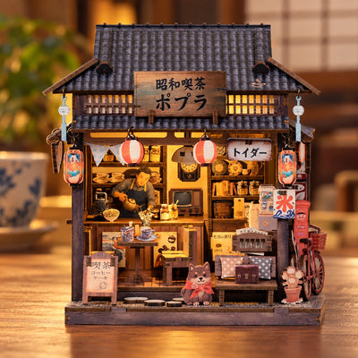 Showa Teahouse mit kleiner Figur am Eingang