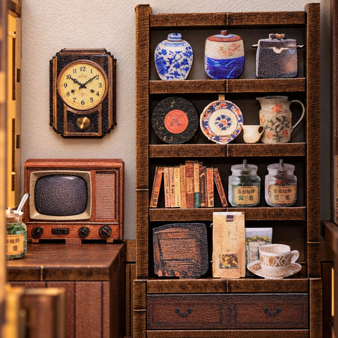 Wanduhr, Fernseher und gemustertes Geschirr.