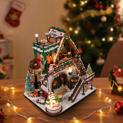 Beleuchtetes Weihnachts-Miniaturhaus mit Terrassen und Winterdekoration