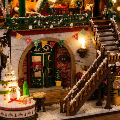 Grüne Eingangstür und verschneite Außentreppe der Snowy Christmas Lodge