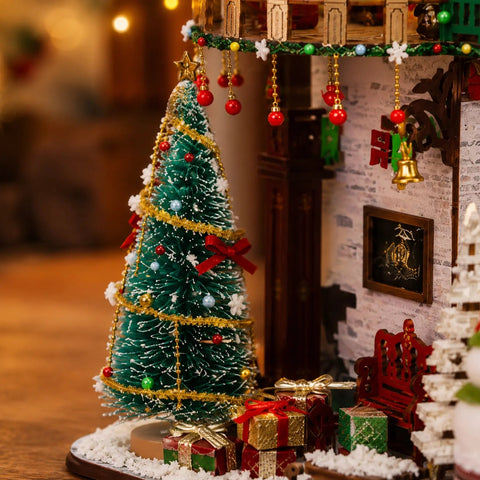 Verschneiter Weihnachtsbaum mit Kugeln, Schleifen und Geschenkpaketen