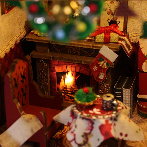 Kaminzimmer der Snowy Christmas Lodge mit gedecktem Festtagstisch