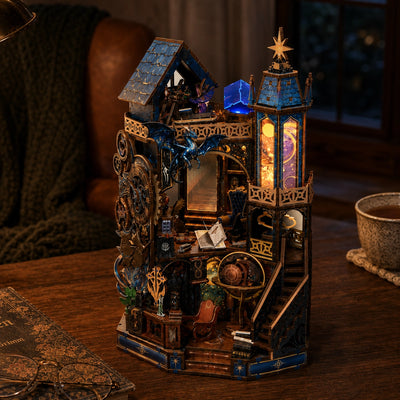 Starfall Spire mit beleuchtetem Turm, Drachenfigur und offener Zauberwerkstatt
