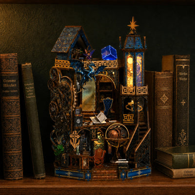 Starfall Spire Miniaturturm zwischen Büchern mit sichtbarem Spiegeleffekt