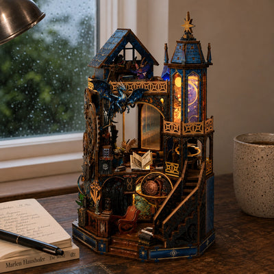Seitliche Ansicht von Starfall Spire mit Spiegel, Turmfenstern und Treppe