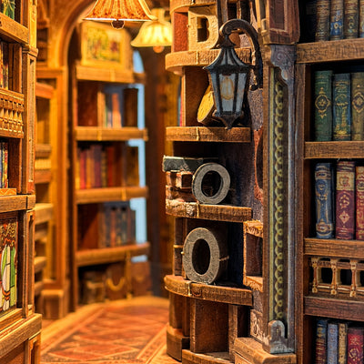 Lettere BOOK e lanterna fra libri in miniatura