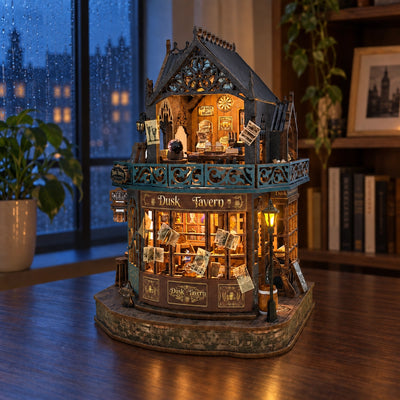Beleuchtete Twilight Tavern vor einem abendlichen Fenster