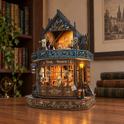 Miniaturtaverne schräg von vorn mit Fensterfront und seitlichem Eingang