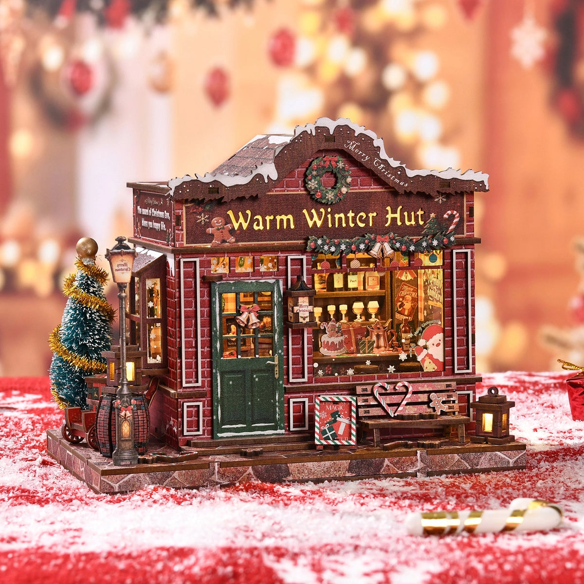 Warm Winter Hut mit Backsteinfassade, grüner Tür und beleuchteter Bar