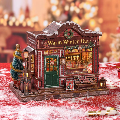 Warm Winter Hut mit Fensterfront, Weihnachtsbaum und Laternen