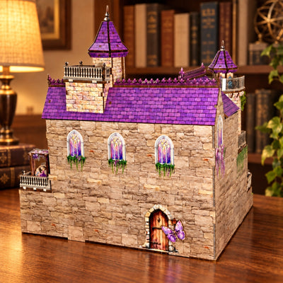 Retro del castello in miniatura con tetto viola e finestre ad arco acuto
