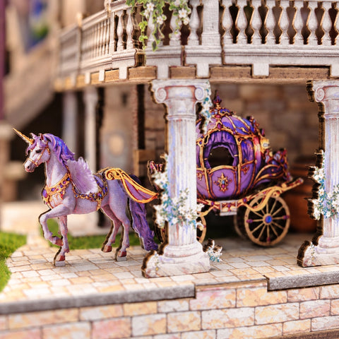 Detail der Einhornkutsche zwischen blütenverzierten Säulen