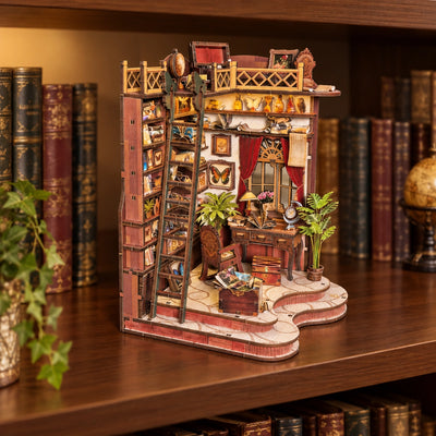 Bibliothèque miniature ouverte avec papillons et rideau rouge