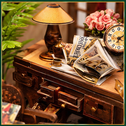 Miniaturschreibtisch mit geöffnetem Buch, Rosen und Tischlampe