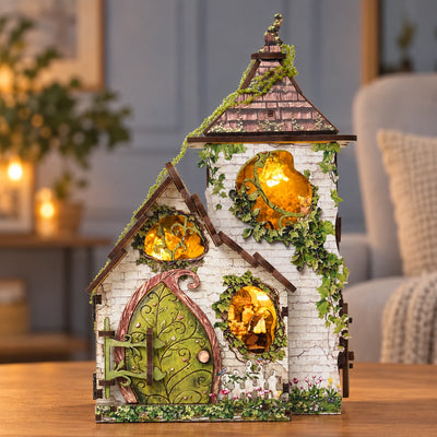 Woodland Haven mit grüner Blatttür und begrüntem Dach