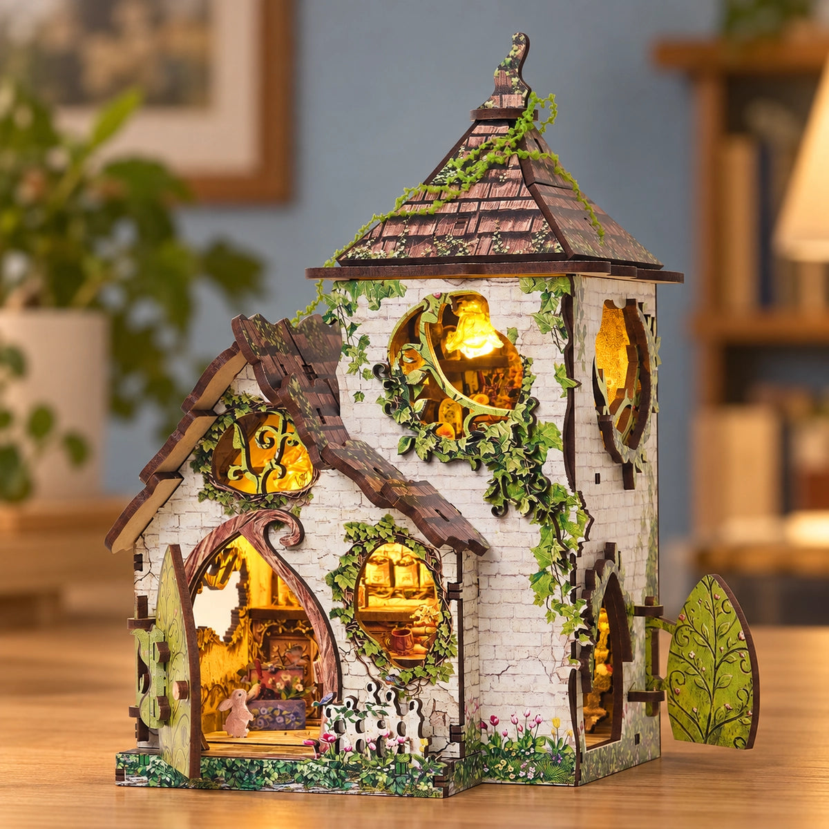 Woodland Haven mit Blattfenstern, Turmdach und leuchtendem Inneren