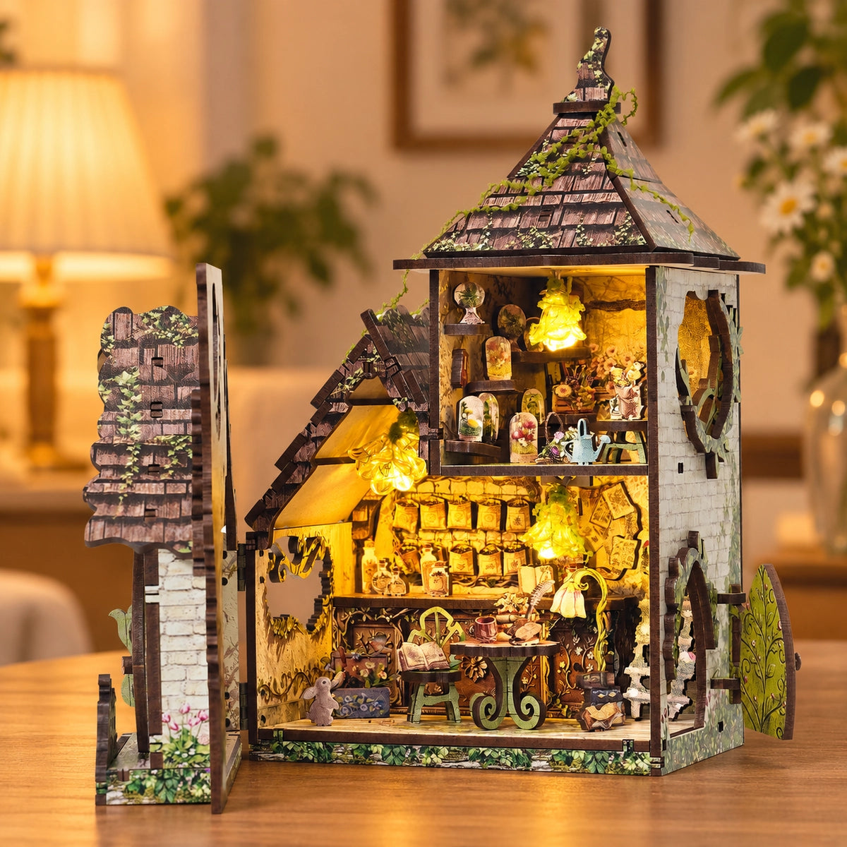Woodland Haven mit aufgeklappter Fassade und zwei eingerichteten Ebenen