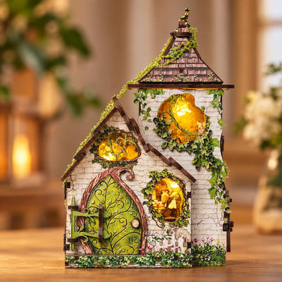Frontansicht des Miniaturhauses Woodland Haven mit geschlossener Tür