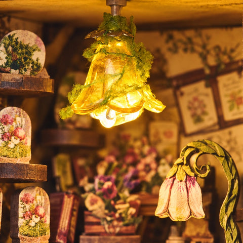 Gelbe und rosafarbene Blumenlampen im Miniaturhaus