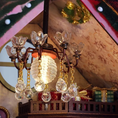 Nahaufnahme des Miniature Haus - Warm Christmas Lodge mit reichhaltigen Details