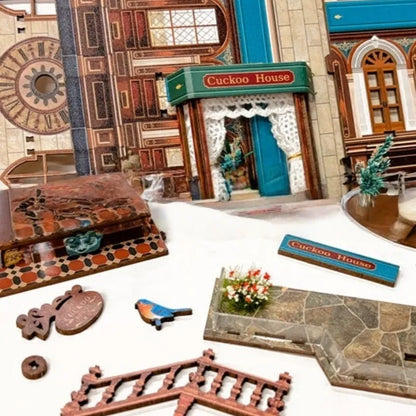 Detailansicht des Miniature House - Cuckoo House mit präzise geschnittenen Holzteilen aus hochwertigem Material