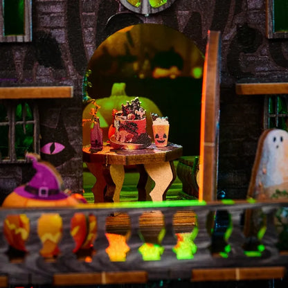 Nahaufnahme des Miniature House - Halloween Night mit reichhaltigen Details