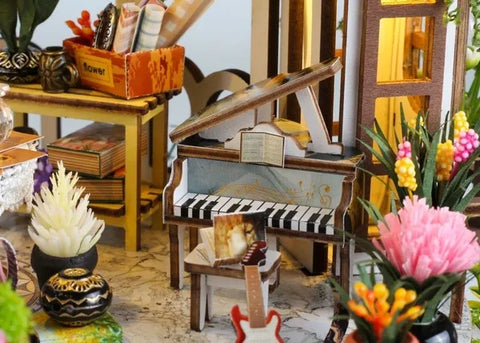 Collage di fiori, piante sospese e piccolo stagno della serra