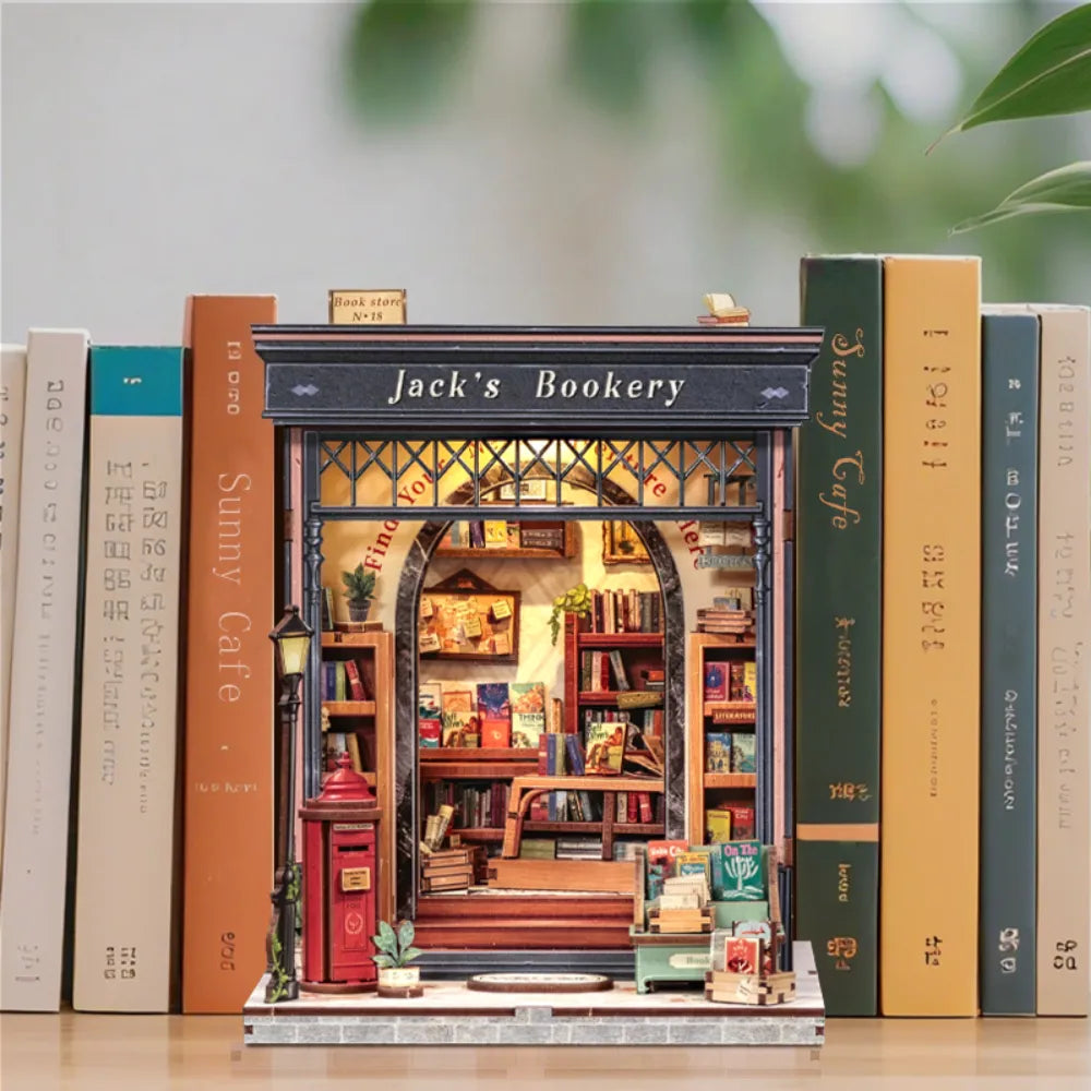 Miniatur Haus Bausatz - Jack's Bookery dekorativ auf einem Schreibtisch platziert