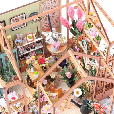 Vista dall'alto dell'atelier botanico arredato